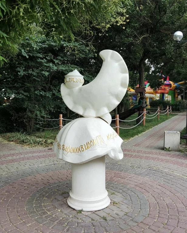 Памятник одному из популярных блюд Кубани — варенику — установлен в Ейске на Таганрогской набережной (Краснодарский край).